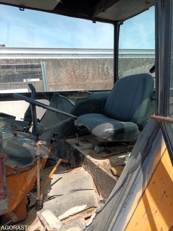 Tracteur RENAULT R7622 + chargeur FAUCHEUX F25 - Traktor: 2 kép. Tracteur RENAULT R7622 + chargeur FAUCHEUX F25 - Traktor: 2 kép.