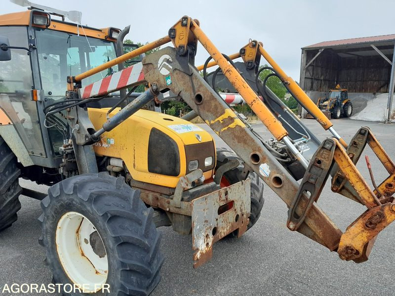 Tracteur Renault Ergos100 avec chargeur FAUCHEUX F26R - Traktor: 2 kép. Tracteur Renault Ergos100 avec chargeur FAUCHEUX F26R - Traktor: 2 kép.