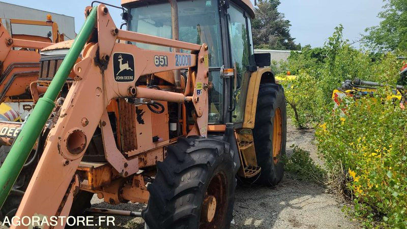 Tracteur chargeur JOHN DEER 651 - 2000 - Traktor: 1 kép. Tracteur chargeur JOHN DEER 651 - 2000 - Traktor: 1 kép.