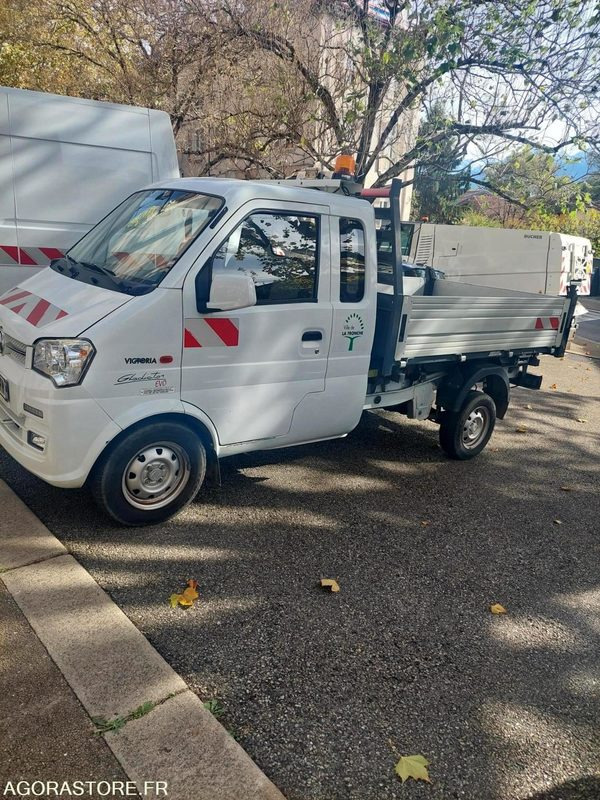 Tri-benne Giotti Victoria Gladiator Essence - Billenőplatós kisteherautó: 1 kép. Tri-benne Giotti Victoria Gladiator Essence - Billenőplatós kisteherautó: 1 kép.