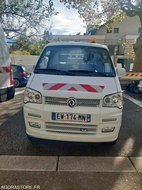 Tri-benne Giotti Victoria Gladiator Essence - Billenőplatós kisteherautó: 2 kép. Tri-benne Giotti Victoria Gladiator Essence - Billenőplatós kisteherautó: 2 kép.