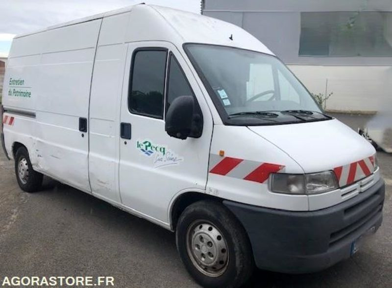 Véhicule PEUGEOT BOXER 2001 NON ROULANT EN L'ETAT - Kis furgon: 4 kép. Véhicule PEUGEOT BOXER 2001 NON ROULANT EN L'ETAT - Kis furgon: 4 kép.