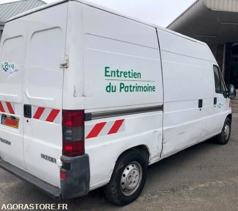 Véhicule PEUGEOT BOXER 2001 NON ROULANT EN L'ETAT - Kis furgon: 3 kép. Véhicule PEUGEOT BOXER 2001 NON ROULANT EN L'ETAT - Kis furgon: 3 kép.