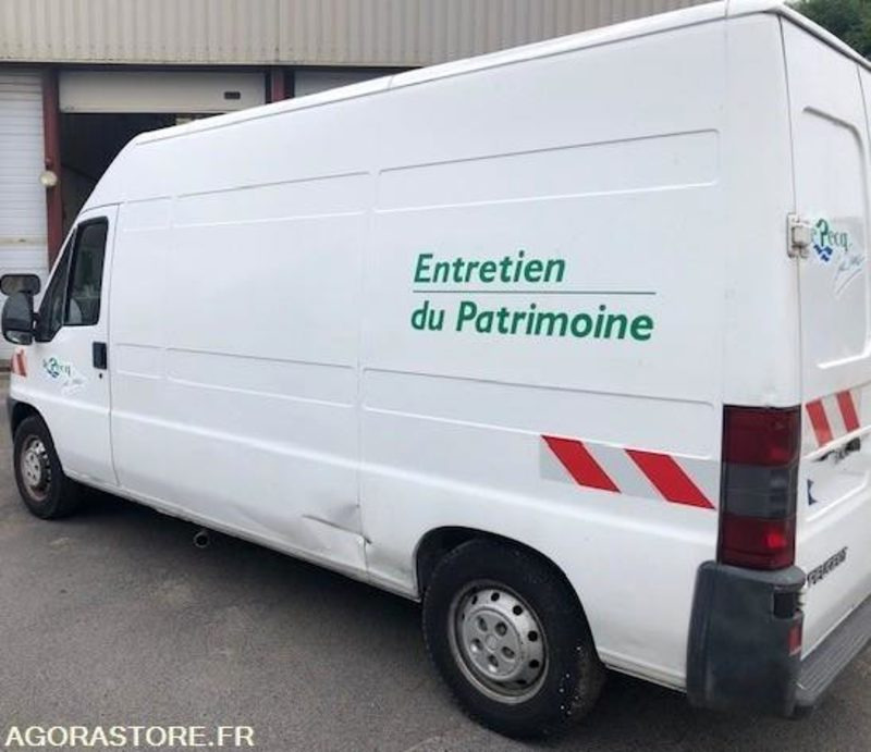 Véhicule PEUGEOT BOXER 2001 NON ROULANT EN L'ETAT - Kis furgon: 2 kép. Véhicule PEUGEOT BOXER 2001 NON ROULANT EN L'ETAT - Kis furgon: 2 kép.