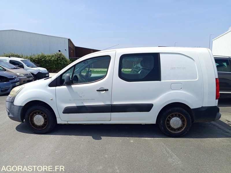 Véhicule utilitaire CITROËN Berlingo - Kis furgon: 3 kép. Véhicule utilitaire CITROËN Berlingo - Kis furgon: 3 kép.