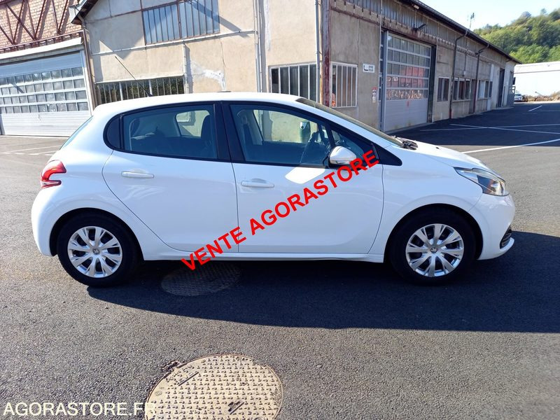 Vends Peugeot 208 essence - Autó: 4 kép. Vends Peugeot 208 essence - Autó: 4 kép.