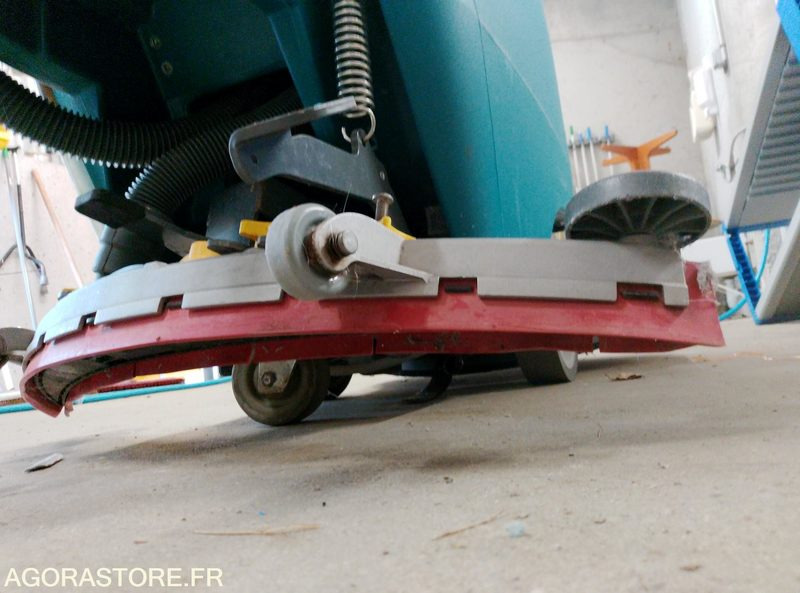 Súrológép auto laveuse TENNANT T300: 9 kép. Súrológép auto laveuse TENNANT T300: 9 kép.