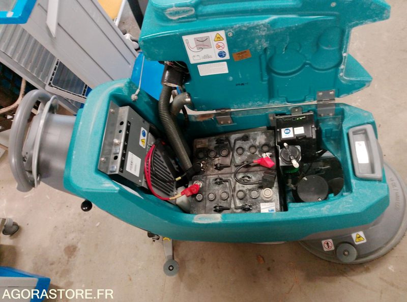 Súrológép auto laveuse TENNANT T300: 7 kép. Súrológép auto laveuse TENNANT T300: 7 kép.