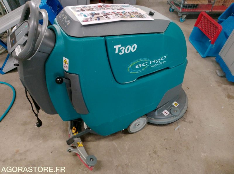 Auto laveuse TENNANT T300 - Súrológép: 2 kép. Auto laveuse TENNANT T300 - Súrológép: 2 kép.