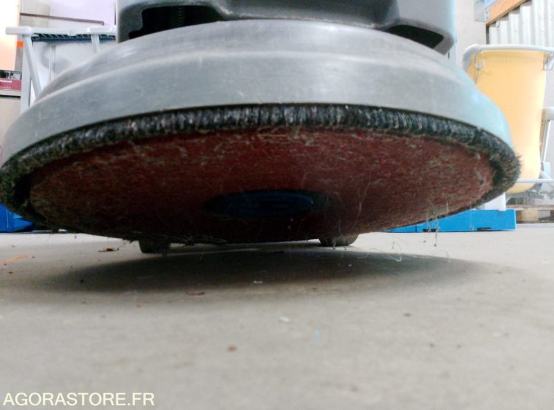 Súrológép auto laveuse TENNANT T300: 8 kép. Súrológép auto laveuse TENNANT T300: 8 kép.