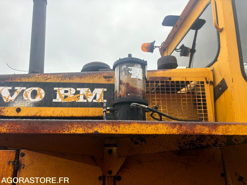 Chargeuse l120 - - Rakodógép: 4 kép. Chargeuse l120 - - Rakodógép: 4 kép.