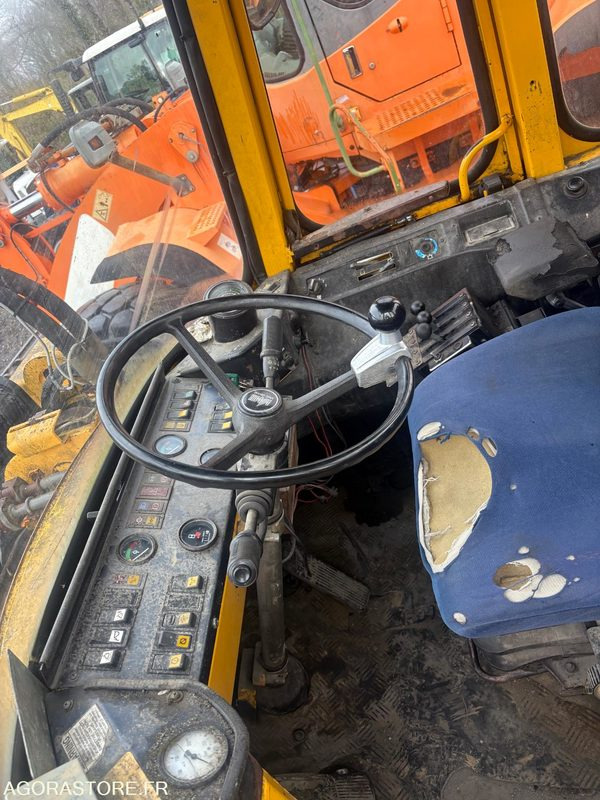 Chargeuse l120 - - Rakodógép: 5 kép. Chargeuse l120 - - Rakodógép: 5 kép.