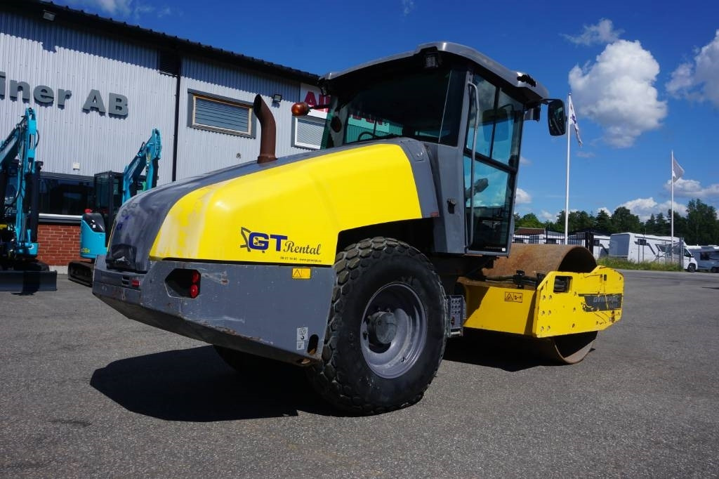 Atlas Copco Dynapac CA 1500 - Talajtömörítő: 4 kép. Atlas Copco Dynapac CA 1500 - Talajtömörítő: 4 kép.