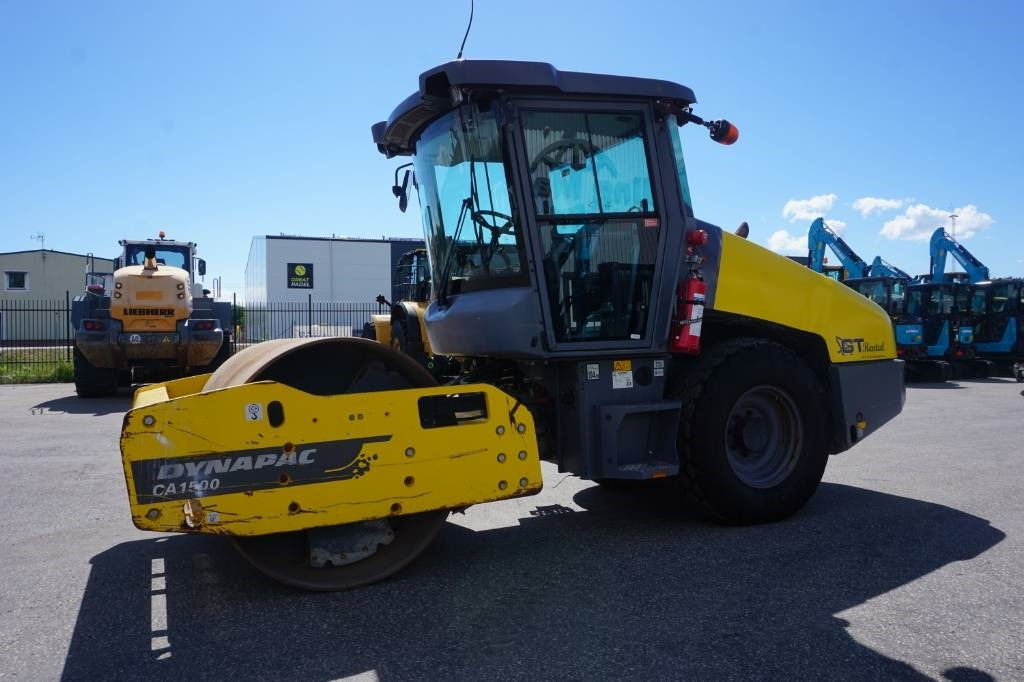 Atlas Copco Dynapac CA 1500 - Talajtömörítő: 1 kép. Atlas Copco Dynapac CA 1500 - Talajtömörítő: 1 kép.