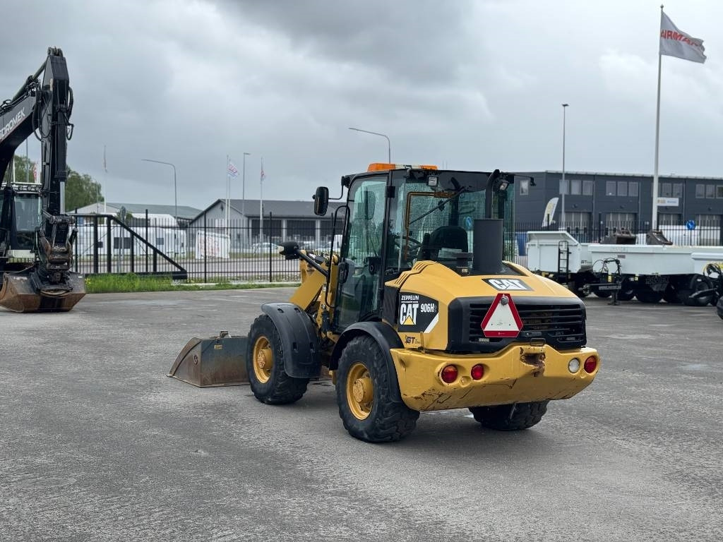 CAT 906 H - Gumikerekes homlokrakodó: 2 kép. CAT 906 H - Gumikerekes homlokrakodó: 2 kép.