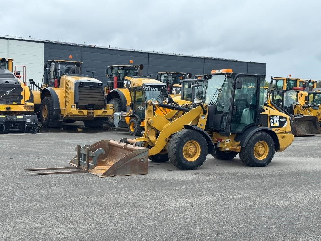 CAT 906 H - Gumikerekes homlokrakodó: 3 kép. CAT 906 H - Gumikerekes homlokrakodó: 3 kép.