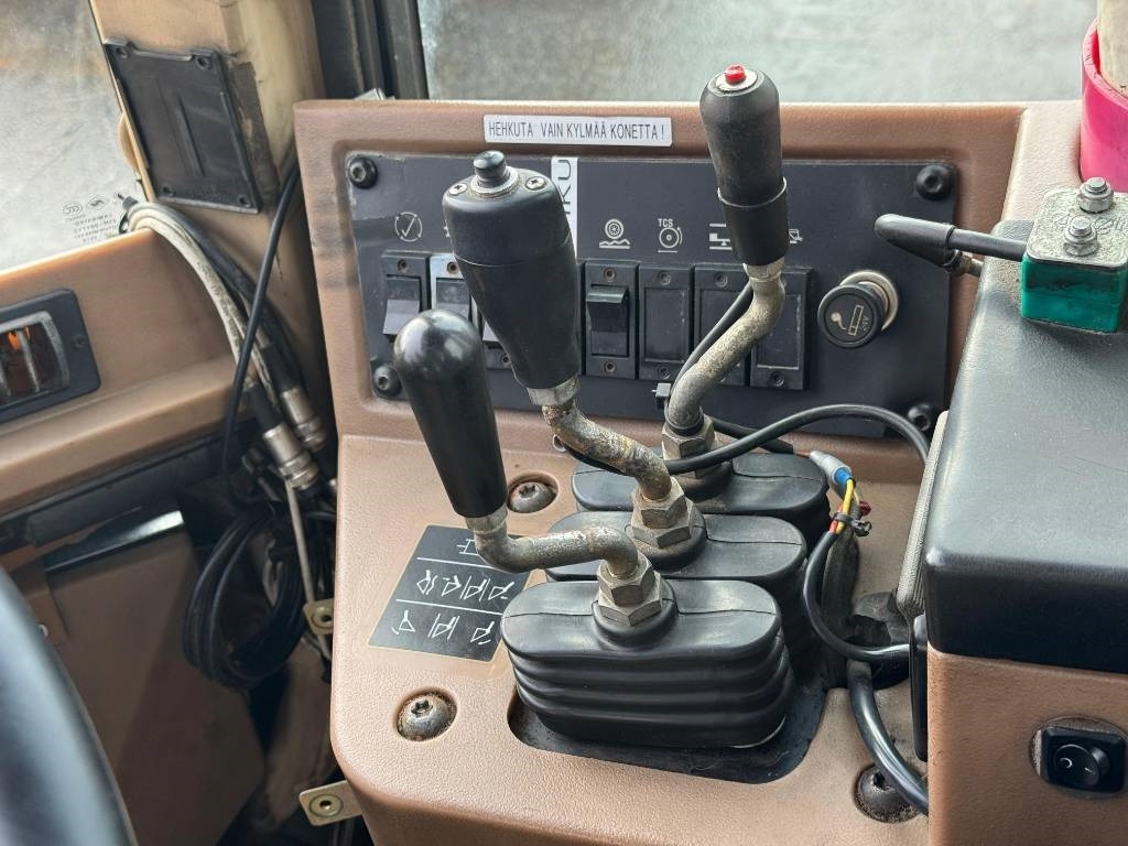 CAT 938 F II - Gumikerekes homlokrakodó: 4 kép. CAT 938 F II - Gumikerekes homlokrakodó: 4 kép.