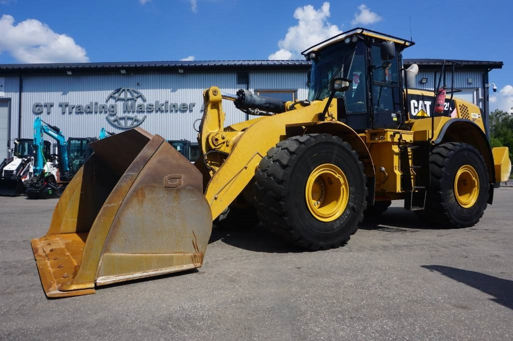 CAT 972 K - Gumikerekes homlokrakodó: 2 kép. CAT 972 K - Gumikerekes homlokrakodó: 2 kép.