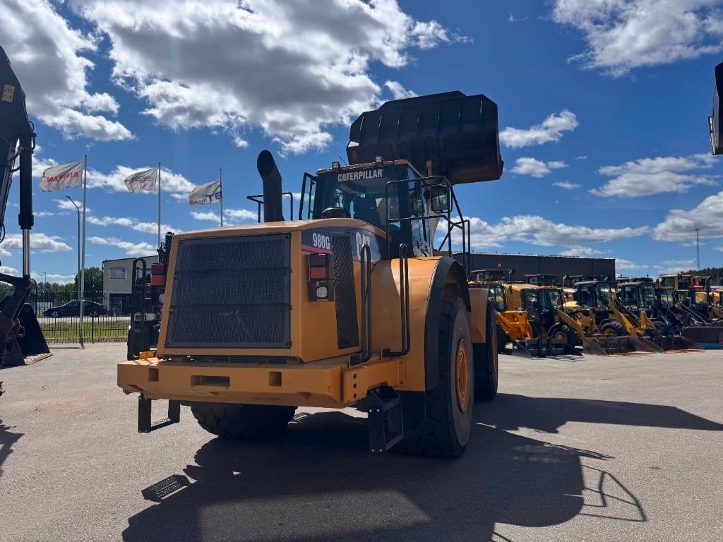 CAT 980 G - Gumikerekes homlokrakodó: 2 kép. CAT 980 G - Gumikerekes homlokrakodó: 2 kép.