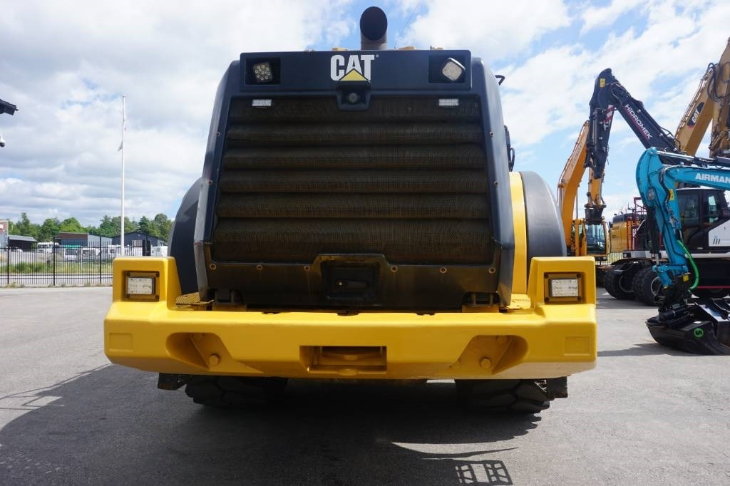 CAT 980M - Gumikerekes homlokrakodó: 3 kép. CAT 980M - Gumikerekes homlokrakodó: 3 kép.