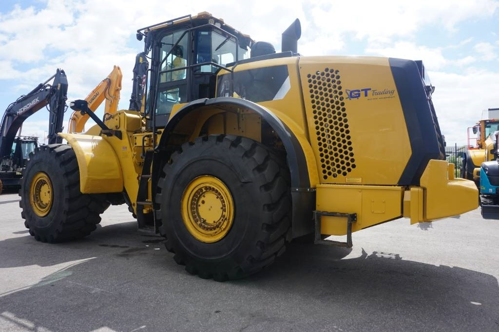 CAT 980M - Gumikerekes homlokrakodó: 2 kép. CAT 980M - Gumikerekes homlokrakodó: 2 kép.