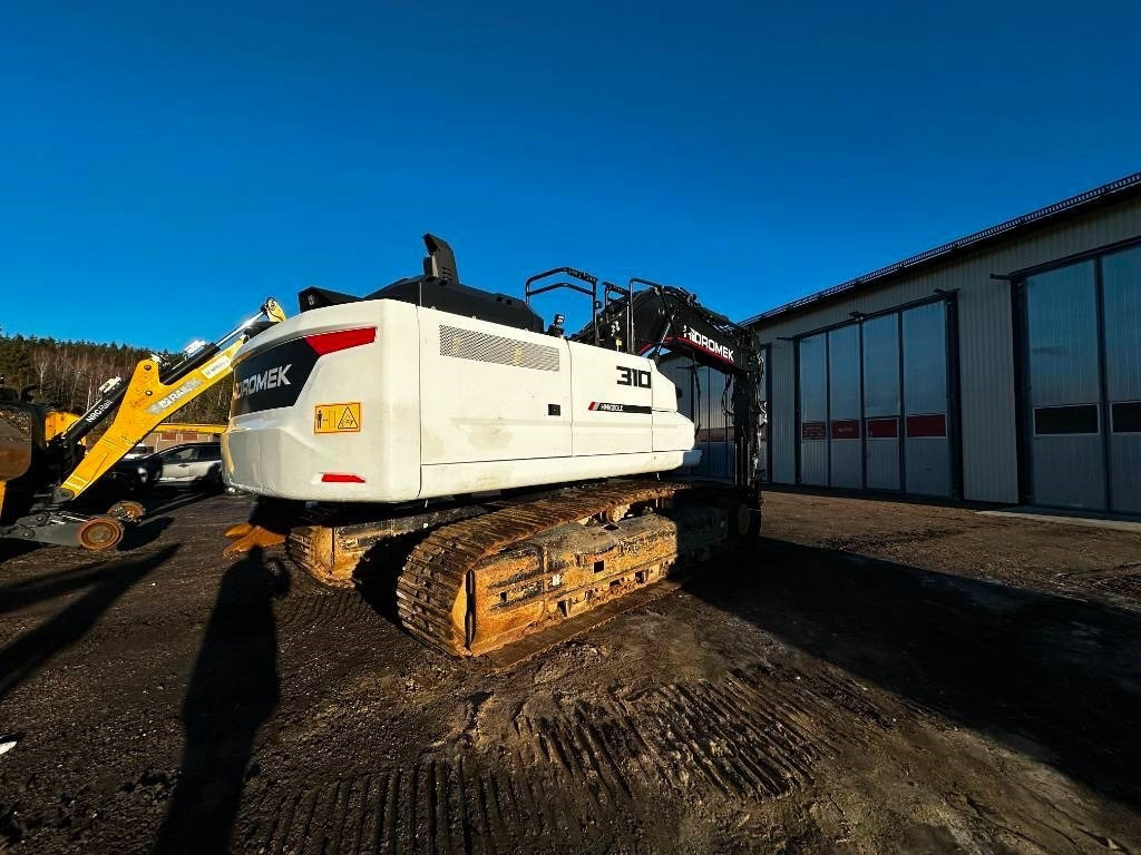 Hidromek HMK 310 LC-4F *Endast 2600 TIMMAR* - Lánctalpas kotró: 4 kép. Hidromek HMK 310 LC-4F *Endast 2600 TIMMAR* - Lánctalpas kotró: 4 kép.