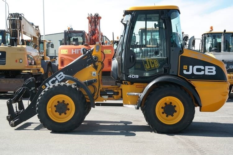 JCB 409ZX - Gumikerekes homlokrakodó: 2 kép. JCB 409ZX - Gumikerekes homlokrakodó: 2 kép.