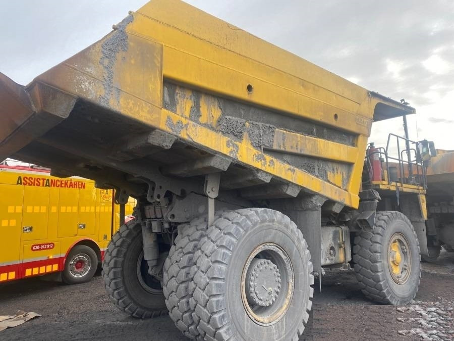 Komatsu HD405-7 - Bánya teherautó: 2 kép. Komatsu HD405-7 - Bánya teherautó: 2 kép.