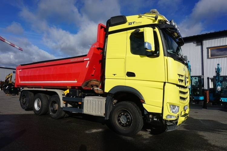 Mercedes-Benz Arocs 3263 , 8x4 Tridem - Billenőplatós teherautó: 2 kép. Mercedes-Benz Arocs 3263 , 8x4 Tridem - Billenőplatós teherautó: 2 kép.