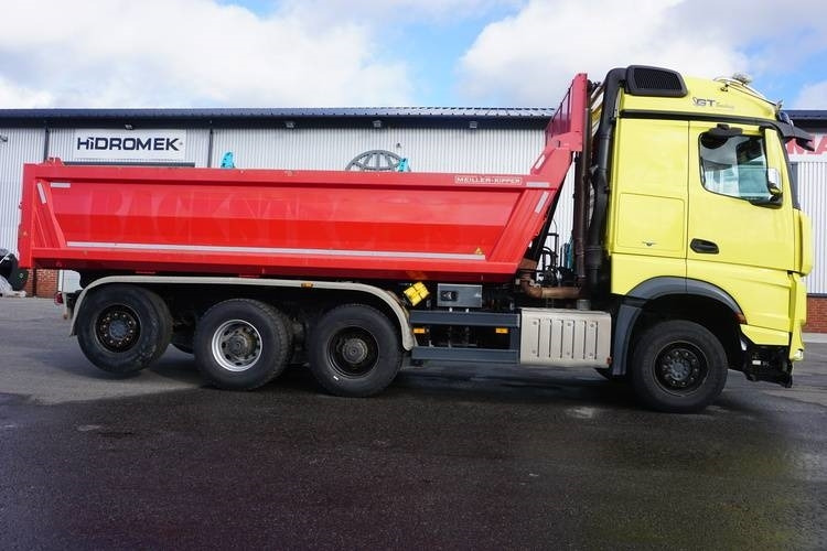 Mercedes-Benz Arocs - Billenőplatós teherautó: 3 kép. Mercedes-Benz Arocs - Billenőplatós teherautó: 3 kép.