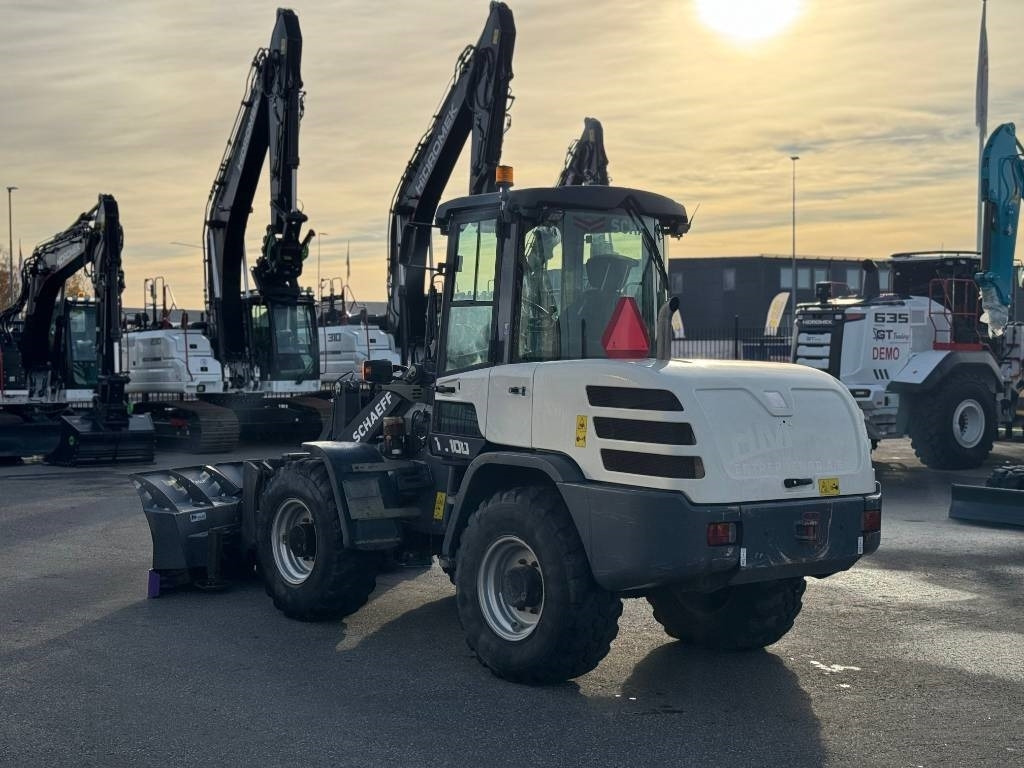 Terex TL 100 - Gumikerekes homlokrakodó: 4 kép. Terex TL 100 - Gumikerekes homlokrakodó: 4 kép.