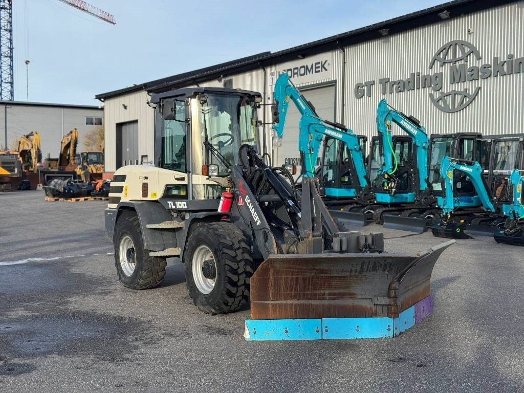 Terex TL 100 - Gumikerekes homlokrakodó: 5 kép. Terex TL 100 - Gumikerekes homlokrakodó: 5 kép.