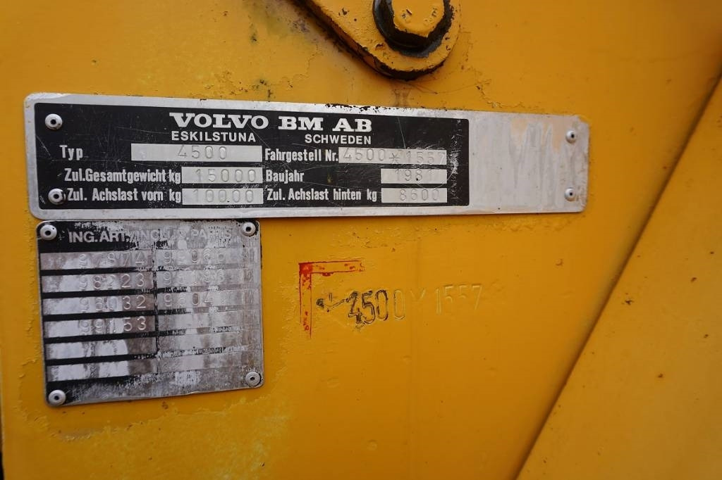 Volvo 4500 - Gumikerekes homlokrakodó: 4 kép. Volvo 4500 - Gumikerekes homlokrakodó: 4 kép.