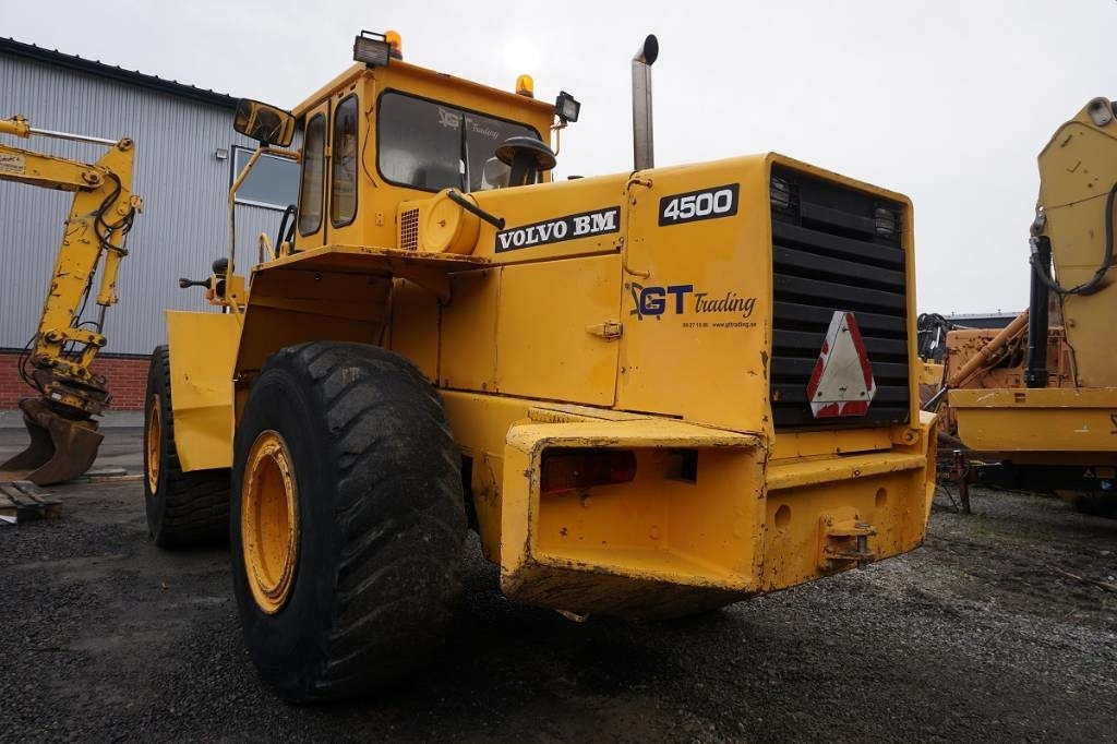 Volvo 4500 - Gumikerekes homlokrakodó: 2 kép. Volvo 4500 - Gumikerekes homlokrakodó: 2 kép.