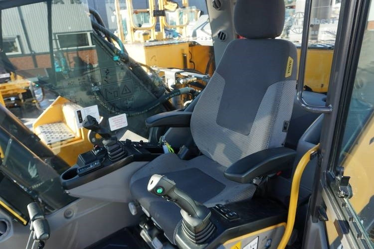 Volvo EC 250 E NL - Lánctalpas kotró: 5 kép. Volvo EC 250 E NL - Lánctalpas kotró: 5 kép.