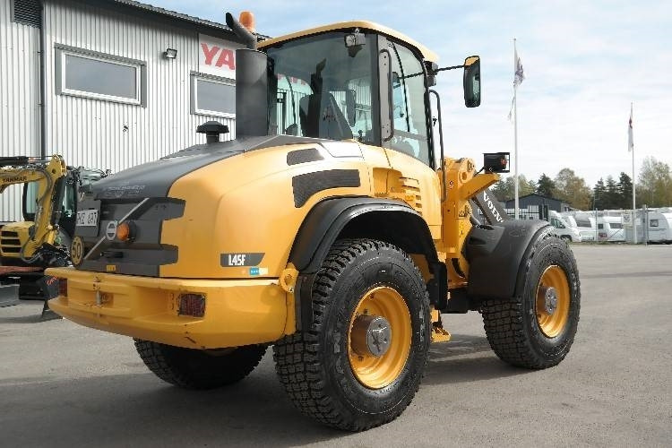Volvo L 45 F - Gumikerekes homlokrakodó: 3 kép. Volvo L 45 F - Gumikerekes homlokrakodó: 3 kép.
