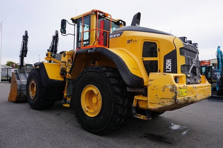 Volvo L250H - Gumikerekes homlokrakodó: 2 kép. Volvo L250H - Gumikerekes homlokrakodó: 2 kép.