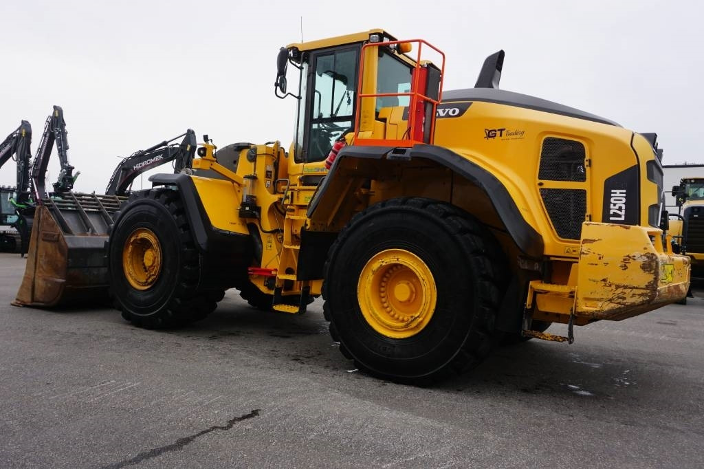 Volvo L250H *Uthyres* - Gumikerekes homlokrakodó: 3 kép. Volvo L250H *Uthyres* - Gumikerekes homlokrakodó: 3 kép.