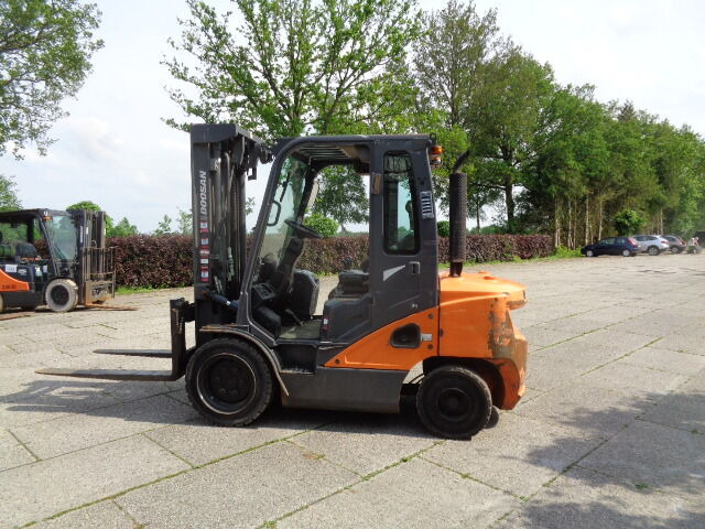 Doosan D35C-7 - Villás targonca: 5 kép. Doosan D35C-7 - Villás targonca: 5 kép.