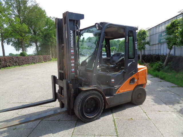 Doosan D35C-7 - Villás targonca: 4 kép. Doosan D35C-7 - Villás targonca: 4 kép.