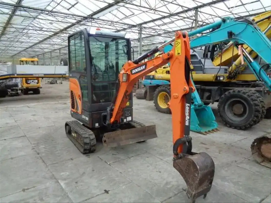 Doosan DX19 - Minikotró: 3 kép. Doosan DX19 - Minikotró: 3 kép.