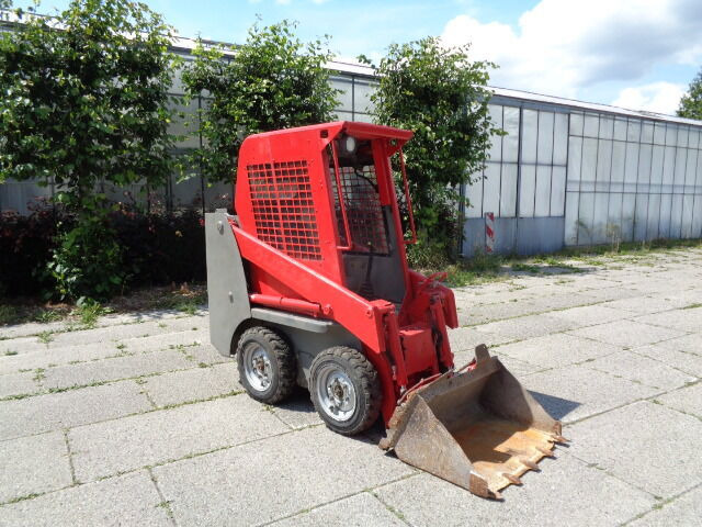 Mini homlokrakodó Gehl 1640: 18 kép.