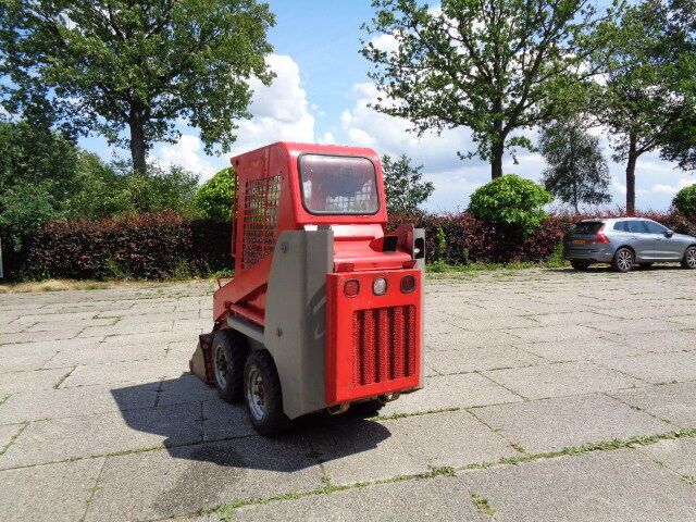 Mini homlokrakodó Gehl 1640: 10 kép.