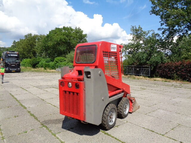 Mini homlokrakodó Gehl 1640: 11 kép.