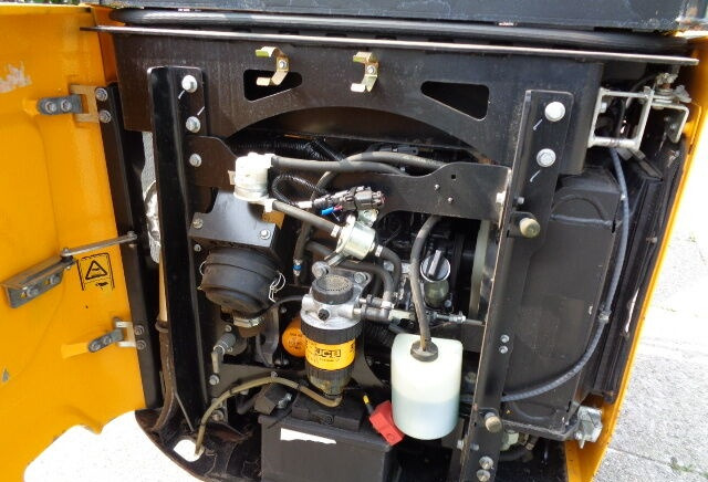 JCB 15C-1 - Minikotró: 2 kép. JCB 15C-1 - Minikotró: 2 kép.