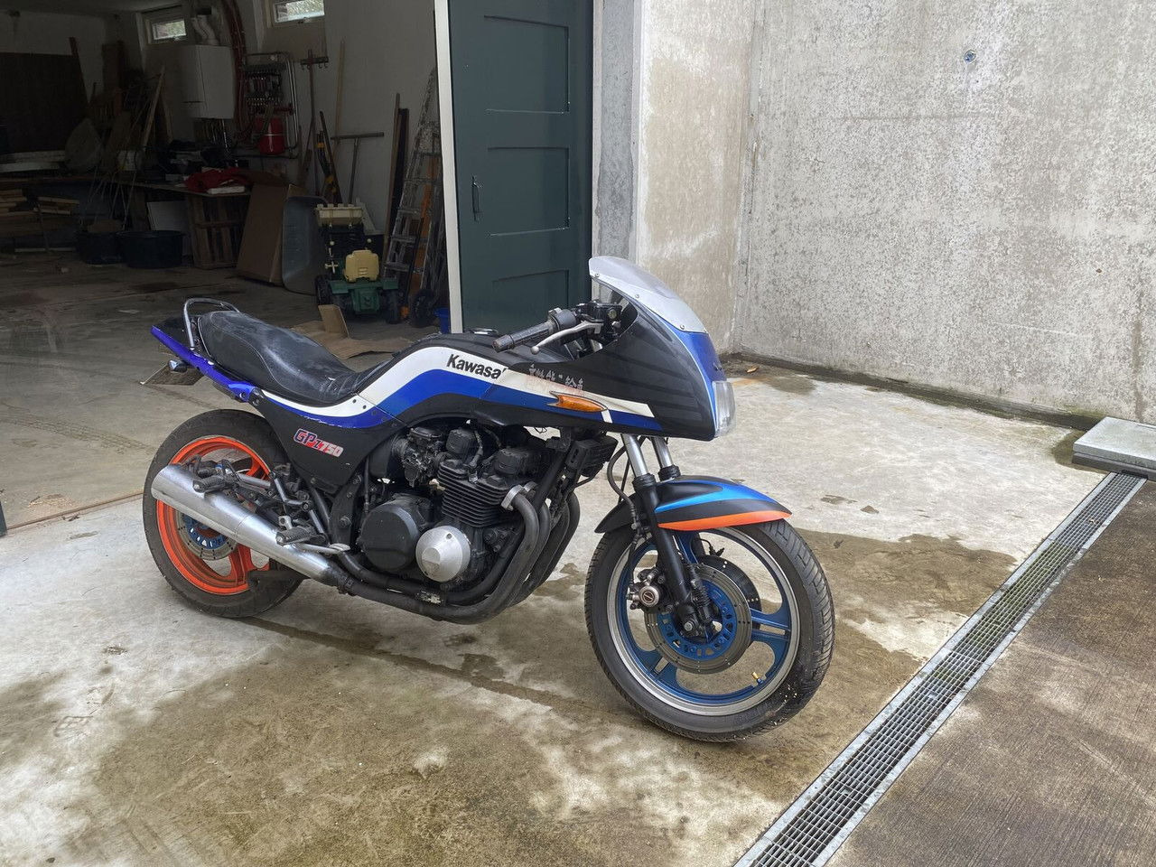 Kawasaki GPZ 750 - Motorkerékpár: 4 kép. Kawasaki GPZ 750 - Motorkerékpár: 4 kép.