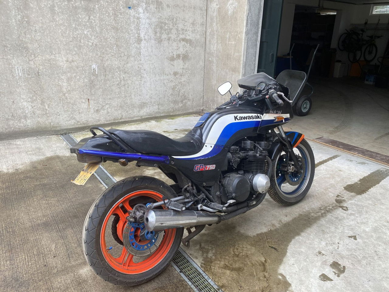 Kawasaki GPZ 750 - Motorkerékpár: 2 kép. Kawasaki GPZ 750 - Motorkerékpár: 2 kép.