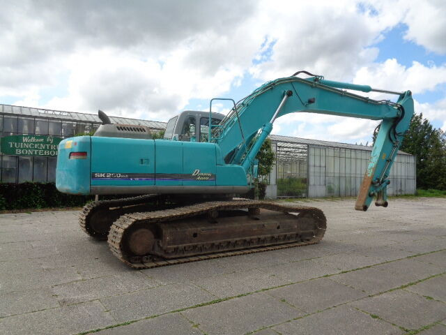 Kobelco SK250NLC - Lánctalpas kotró: 3 kép. Kobelco SK250NLC - Lánctalpas kotró: 3 kép.