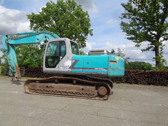 Kobelco SK250NLC - Lánctalpas kotró: 1 kép. Kobelco SK250NLC - Lánctalpas kotró: 1 kép.