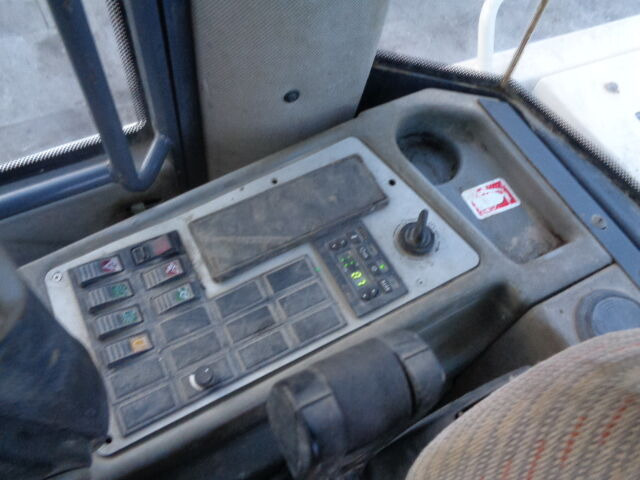 Terex TL160 - Gumikerekes homlokrakodó: 4 kép. Terex TL160 - Gumikerekes homlokrakodó: 4 kép.